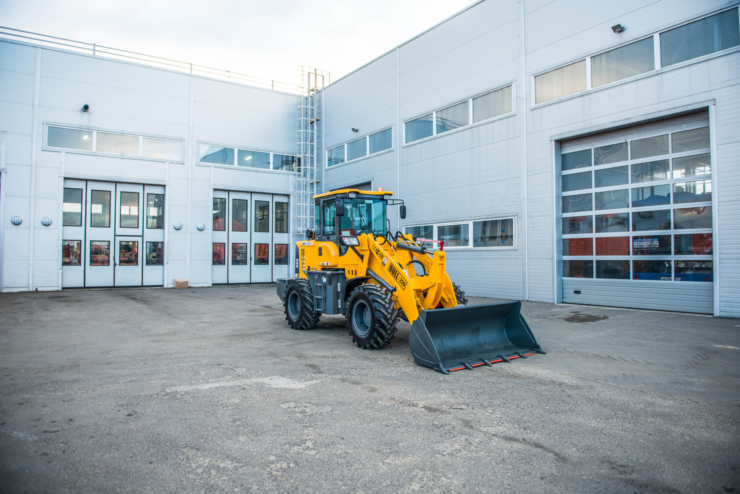 Фронтальный погрузчик BULL 720D