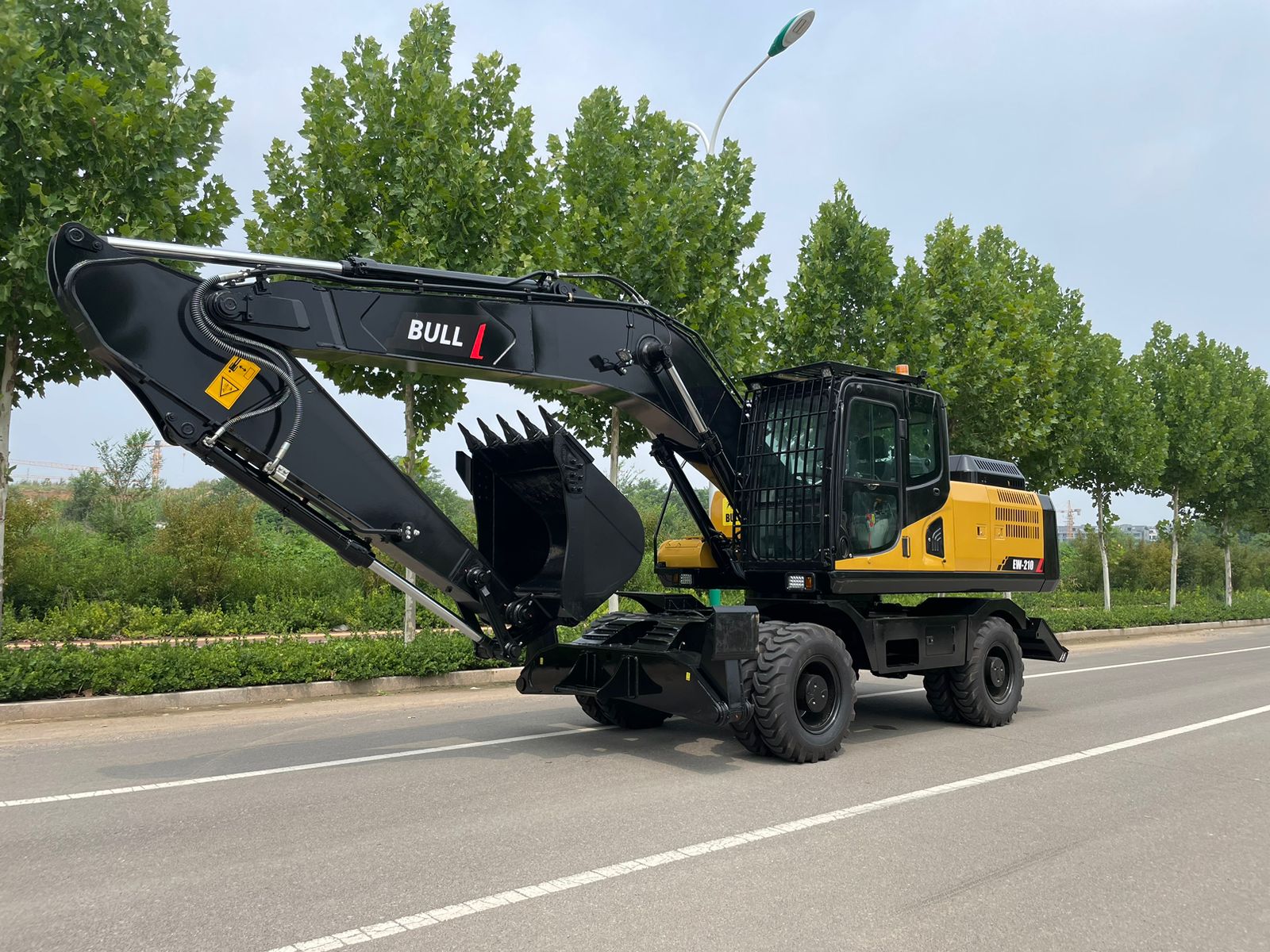 Колесный экскаватор BULL EW210